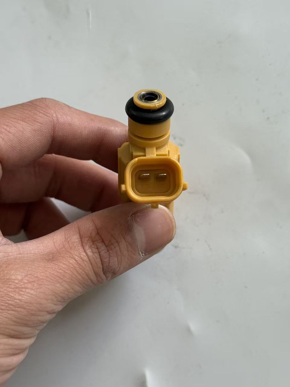 Hyundai 35310-2B020 Fuel Injector view 3